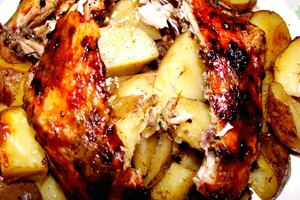 Классический и оригинальный рецепты курицы в духовке с картошкой