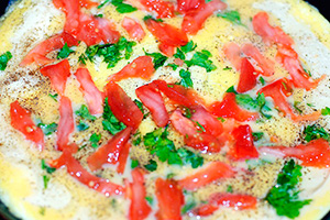 Красивый и полезный завтрак: 4 рецепта омлета с помидорами, сыром и колбасой