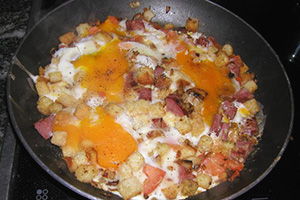 Сытный завтрак для всей семьи: жарим яичницу с колбасой