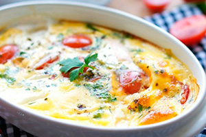 Красивый и полезный завтрак: 4 рецепта омлета с помидорами, сыром и колбасой