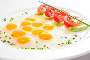 Рецепты яичницы с сыром: глазунья и болтушка с различными добавками