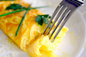 Готовим омлет с сыром: 5 рецептов с разнообразной начинкой